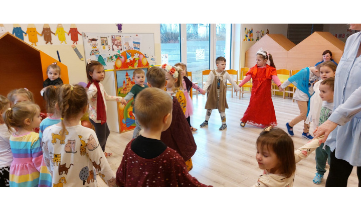 Fotka pre článok Deti z triedy Farbičky zahrali rozprávku Šípkova Ruženka deťom z triedy Lienky