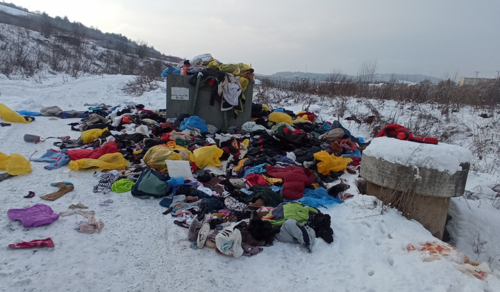 Aktuality / Vytvorenie nelegálnej skládky zo šatstva, obuvi a potrieb pre domácnosť - foto