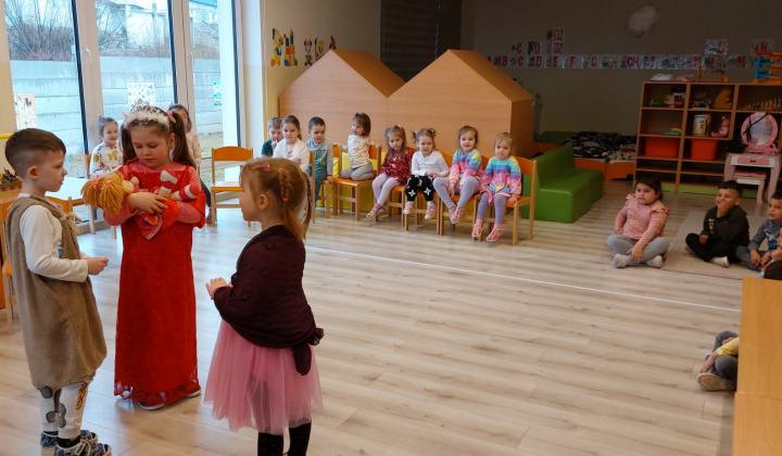 Aktuality / Deti z triedy Farbičky zahrali rozprávku Šípkova Ruženka deťom z triedy Lienky - foto