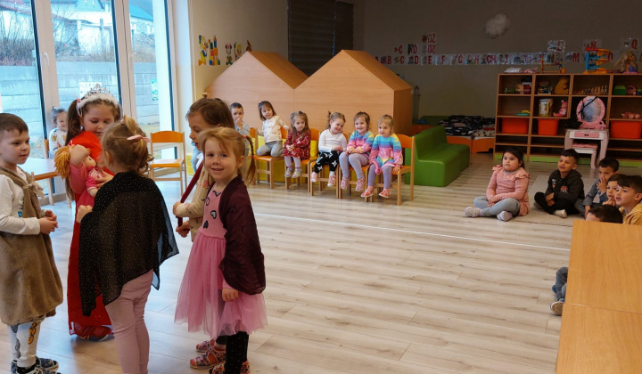 Aktuality / Deti z triedy Farbičky zahrali rozprávku Šípkova Ruženka deťom z triedy Lienky - foto