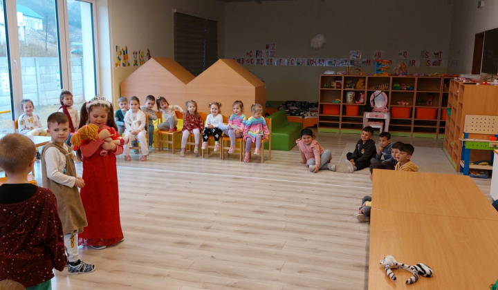 Aktuality / Deti z triedy Farbičky zahrali rozprávku Šípkova Ruženka deťom z triedy Lienky - foto