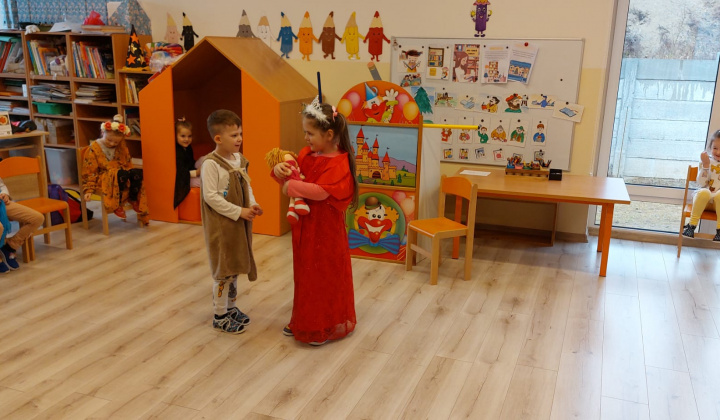 Aktuality / Deti z triedy Farbičky zahrali rozprávku Šípkova Ruženka deťom z triedy Lienky - foto