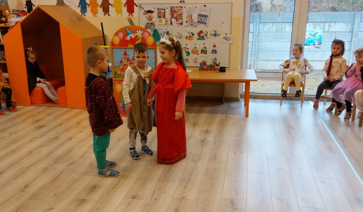 Aktuality / Deti z triedy Farbičky zahrali rozprávku Šípkova Ruženka deťom z triedy Lienky - foto