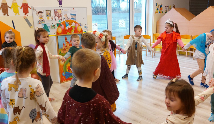 Aktuality / Deti z triedy Farbičky zahrali rozprávku Šípkova Ruženka deťom z triedy Lienky - foto