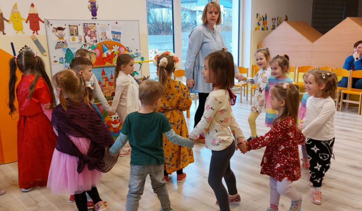 Aktuality / Deti z triedy Farbičky zahrali rozprávku Šípkova Ruženka deťom z triedy Lienky - foto