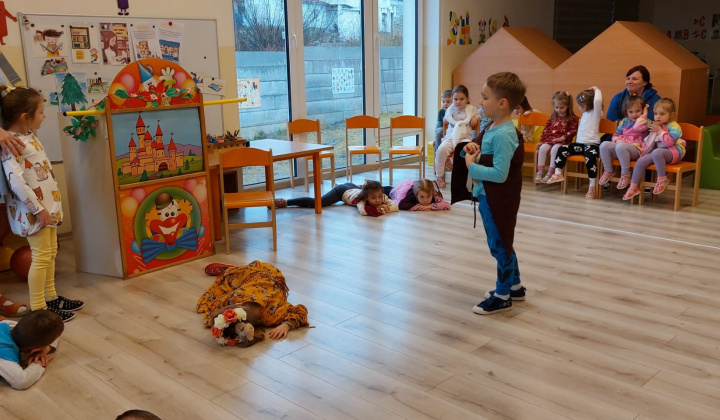 Aktuality / Deti z triedy Farbičky zahrali rozprávku Šípkova Ruženka deťom z triedy Lienky - foto