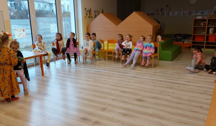 Aktuality / Deti z triedy Farbičky zahrali rozprávku Šípkova Ruženka deťom z triedy Lienky - foto