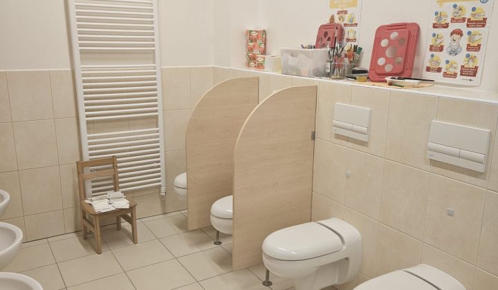 Aktuality / Nové zásteny na WC pre škôlkárov - foto