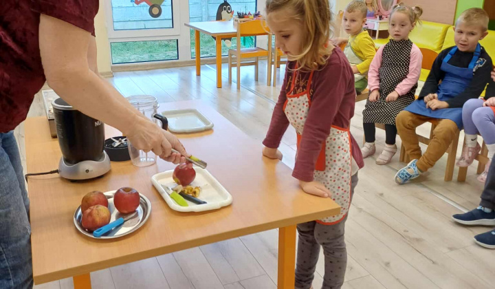 Aktuality / Deň jablka v materskej škôlke- aktivity a recepty z jabĺk- šalát a jablkové koláče. - foto