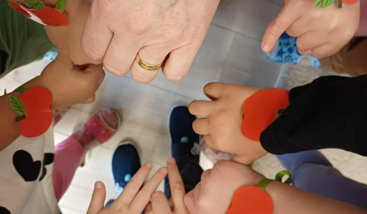 Aktuality / Deň jablka v materskej škôlke- aktivity a recepty z jabĺk- šalát a jablkové koláče. - foto