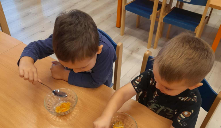 Aktuality / Deň jablka v materskej škôlke- aktivity a recepty z jabĺk- šalát a jablkové koláče. - foto