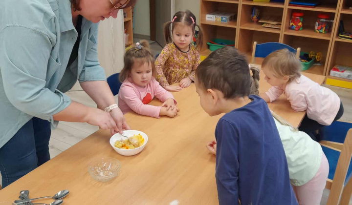 Aktuality / Deň jablka v materskej škôlke- aktivity a recepty z jabĺk- šalát a jablkové koláče. - foto