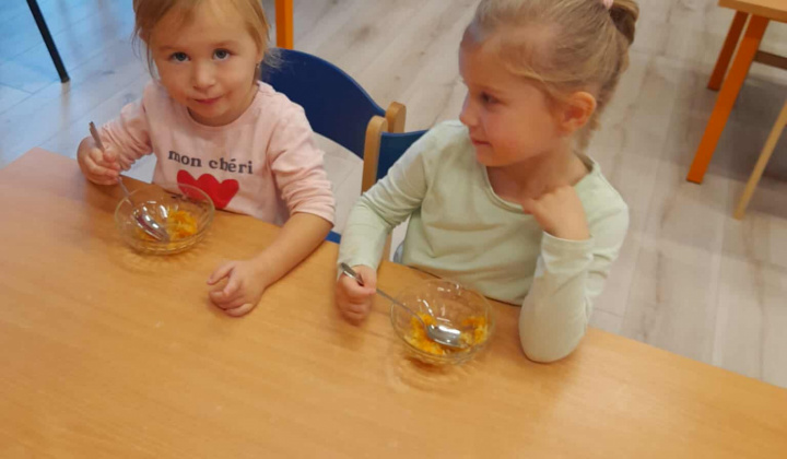 Aktuality / Deň jablka v materskej škôlke- aktivity a recepty z jabĺk- šalát a jablkové koláče. - foto