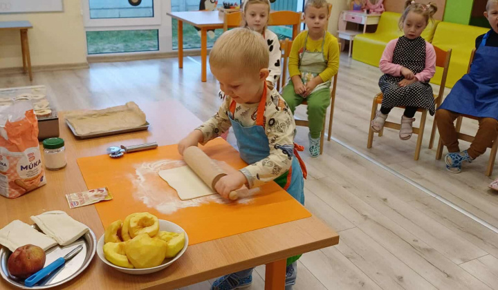 Aktuality / Deň jablka v materskej škôlke- aktivity a recepty z jabĺk- šalát a jablkové koláče. - foto