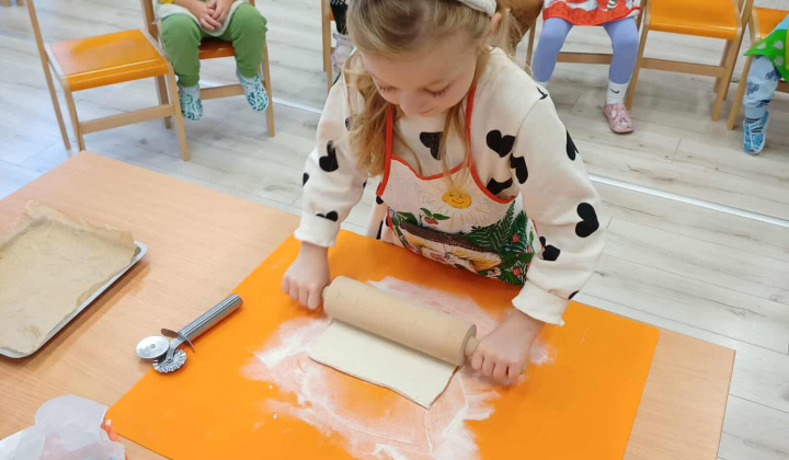 Aktuality / Deň jablka v materskej škôlke- aktivity a recepty z jabĺk- šalát a jablkové koláče. - foto
