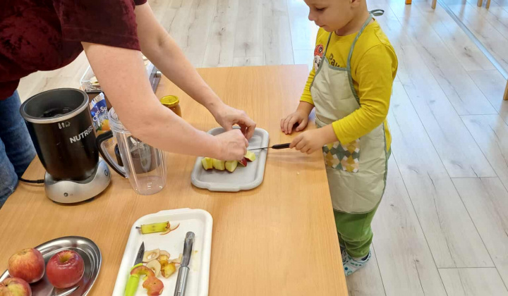 Aktuality / Deň jablka v materskej škôlke- aktivity a recepty z jabĺk- šalát a jablkové koláče. - foto