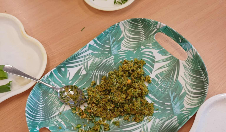 Aktuality / Materská škôlka - tlačenie kapusty a výroba domácej vegety - foto