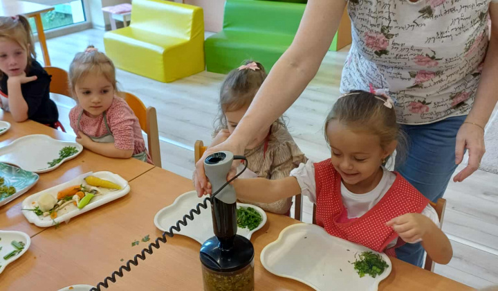 Aktuality / Materská škôlka - tlačenie kapusty a výroba domácej vegety - foto