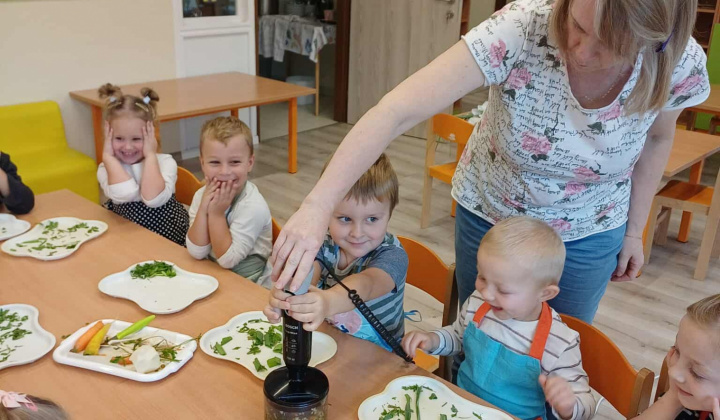 Aktuality / Materská škôlka - tlačenie kapusty a výroba domácej vegety - foto