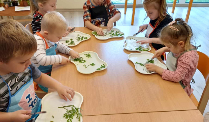 Aktuality / Materská škôlka - tlačenie kapusty a výroba domácej vegety - foto