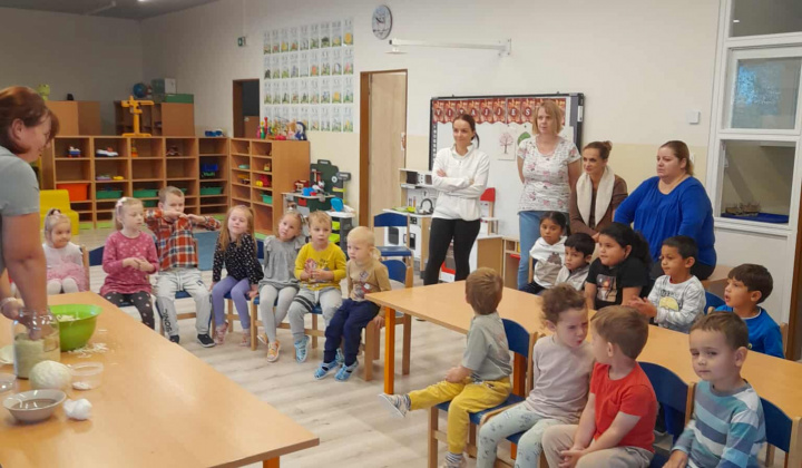 Aktuality / Materská škôlka - tlačenie kapusty a výroba domácej vegety - foto