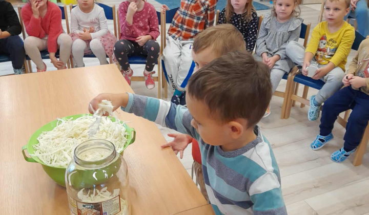Aktuality / Materská škôlka - tlačenie kapusty a výroba domácej vegety - foto