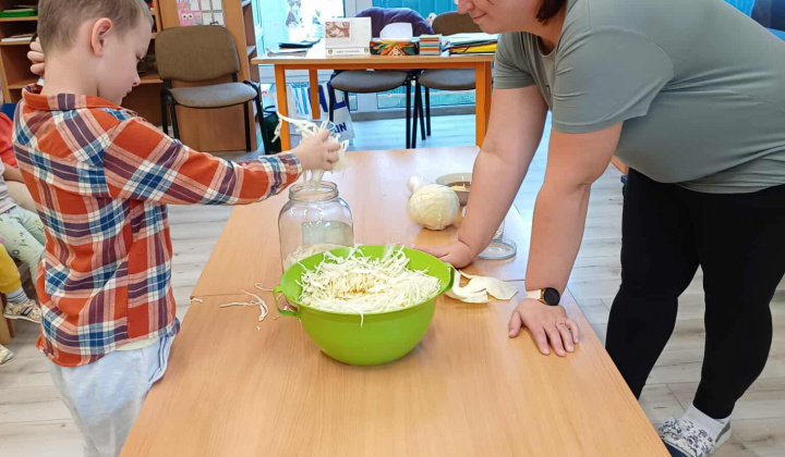 Aktuality / Materská škôlka - tlačenie kapusty a výroba domácej vegety - foto