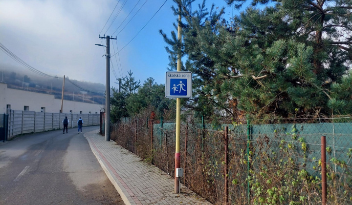 Aktuality / Nové dopravné značky pri materskej škôlke zvyšujú bezpečnosť detí - foto