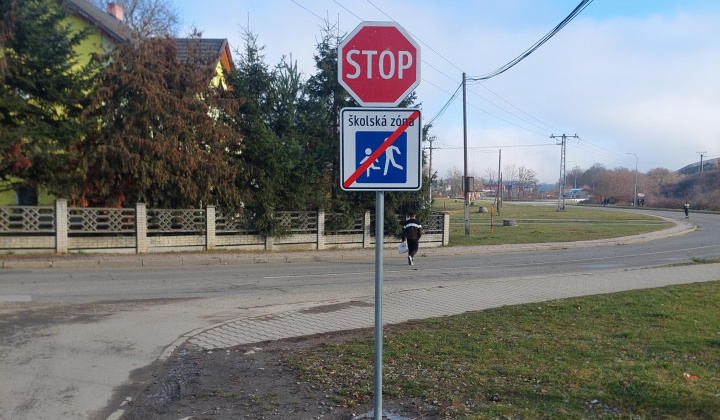 Aktuality / Nové dopravné značky pri materskej škôlke zvyšujú bezpečnosť detí - foto