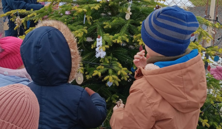 Aktuality / Zdobenie vianočného venca a stromčeka deťmi z materskej škôlky - foto