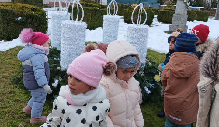 Aktuality / Zdobenie vianočného venca a stromčeka deťmi z materskej škôlky - foto