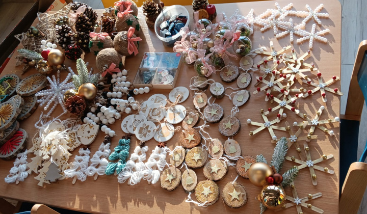 Aktuality / Zdobenie vianočného venca a stromčeka deťmi z materskej škôlky - foto