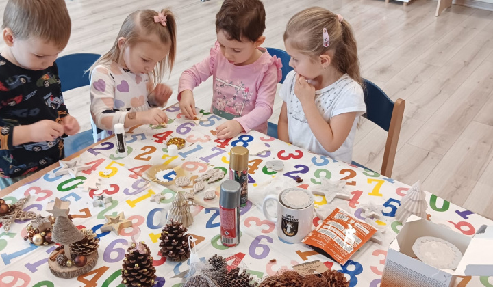 Aktuality / Zdobenie vianočného venca a stromčeka deťmi z materskej škôlky - foto