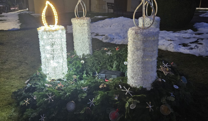 Aktuality / Zdobenie vianočného venca a stromčeka deťmi z materskej škôlky - foto