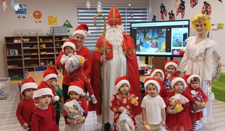 Aktuality / Svätý Mikuláš zavítal do škôlky a komunitného centra - foto