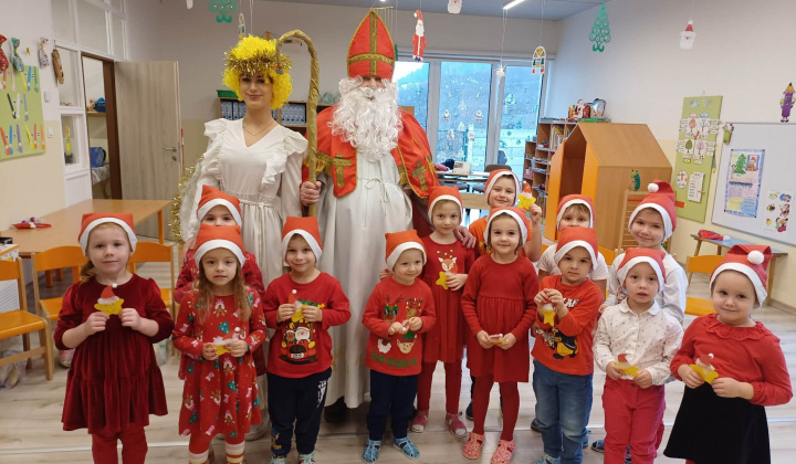 Aktuality / Svätý Mikuláš zavítal do škôlky a komunitného centra - foto