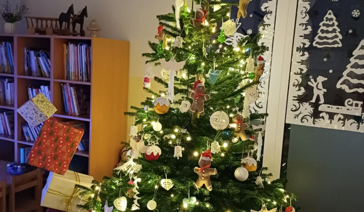 Aktuality / Svätý Mikuláš zavítal do škôlky a komunitného centra - foto