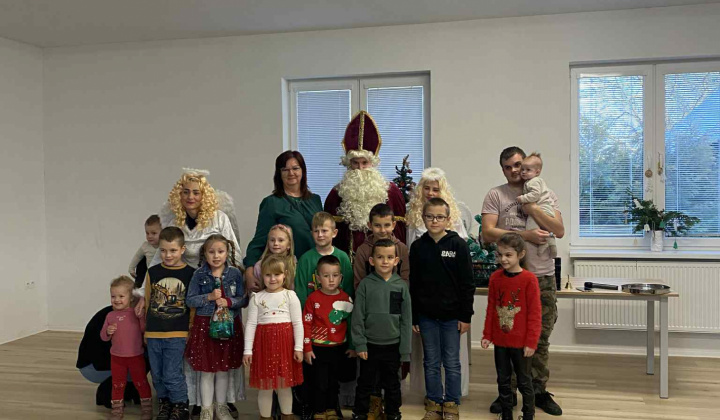 Aktuality / Svätý Mikuláš zavítal do škôlky a komunitného centra - foto