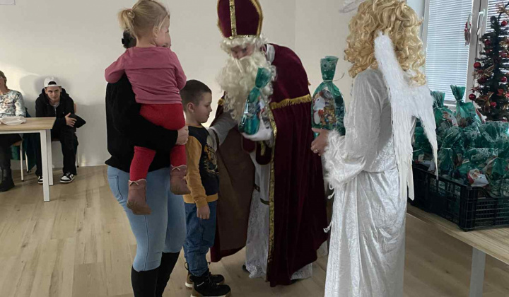 Aktuality / Svätý Mikuláš zavítal do škôlky a komunitného centra - foto