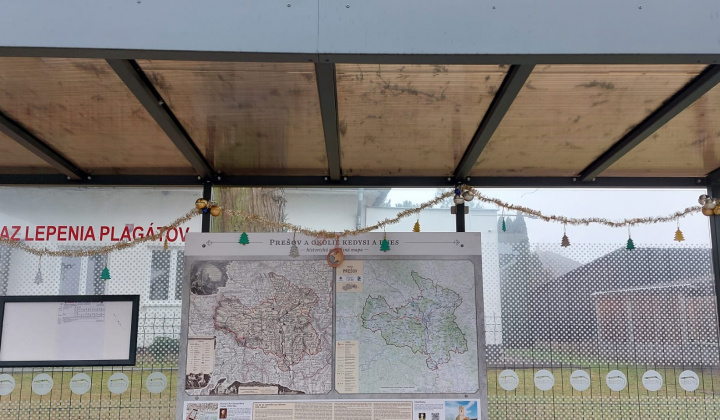 Aktuality / Vianočné vyzdobenie autobusovej zastávky: malý priestor, veľká atmosféra - foto