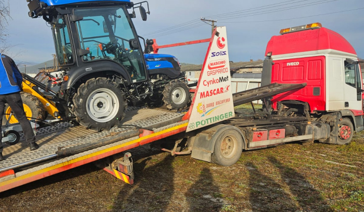 Aktuality / Kúpa nového traktora, snehovej radlice a hydraulického vyklápacieho prívesu - foto