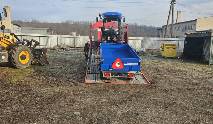 Aktuality / Kúpa nového traktora, snehovej radlice a hydraulického vyklápacieho prívesu - foto
