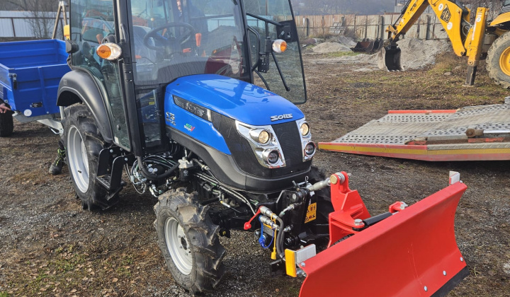 Aktuality / Kúpa nového traktora, snehovej radlice a hydraulického vyklápacieho prívesu - foto