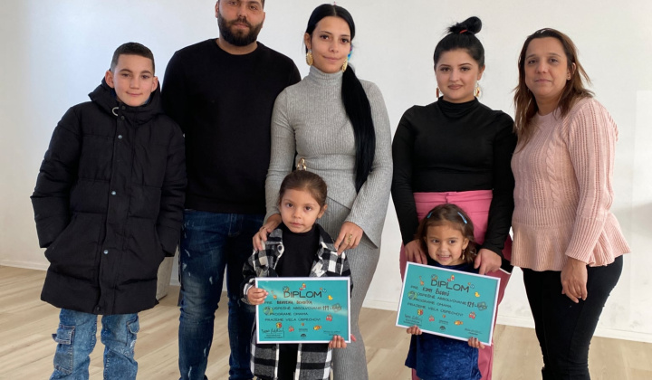 Aktuality / Rodičovský klub. Téma bola maľovanie na plátno a rozlúčka s 2 deťmi. - foto