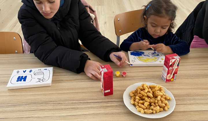 Aktuality / Rodičovský klub. Téma bola maľovanie na plátno a rozlúčka s 2 deťmi. - foto