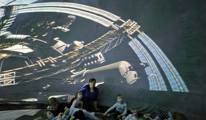 Aktuality / Vesmírne dobrodružstvo priamo v našej obci! - foto