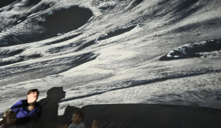 Aktuality / Vesmírne dobrodružstvo priamo v našej obci! - foto