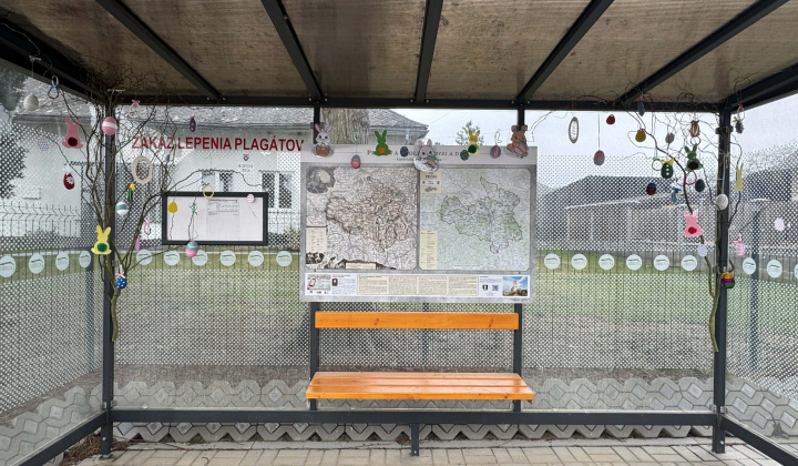 Aktuality / Veľkonočná výzdoba autobusovej zastávky - foto