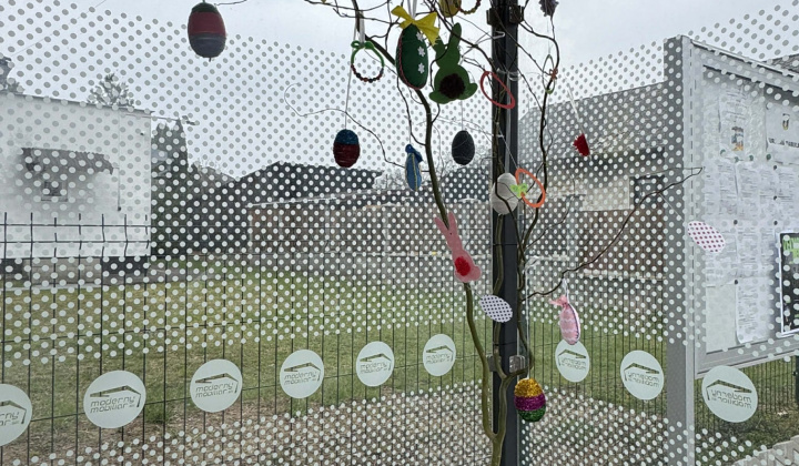 Aktuality / Veľkonočná výzdoba autobusovej zastávky - foto