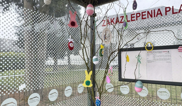 Aktuality / Veľkonočná výzdoba autobusovej zastávky - foto